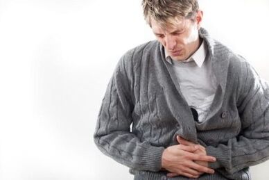 Douleur dans le bas de l'abdomen chez un homme souffrant de prostatite